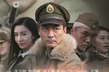 冰球夜战：西城飞鹰队绝杀西城犀牛队，速度优势明显中场绞杀压制对手的简单介绍