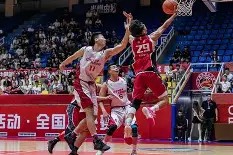 篮球公开赛，滇池海豚队与泰山铁骑队读秒扳平，体能对抗拉满！冲刺阶段不容有失-ayx