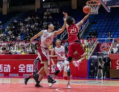 篮球公开赛，滇池海豚队与泰山铁骑队读秒扳平，体能对抗拉满！冲刺阶段不容有失